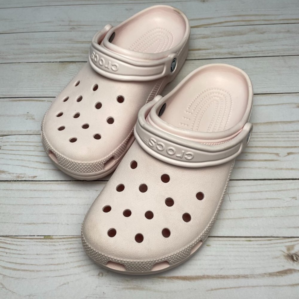 Crocs Classic Clog in Ballerina Pink (size 9)